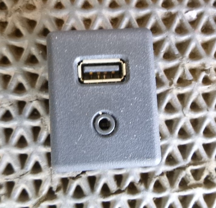 VAUXHALL ZAFIRA TOURER 2012-2018 AUX / USB SOCKET