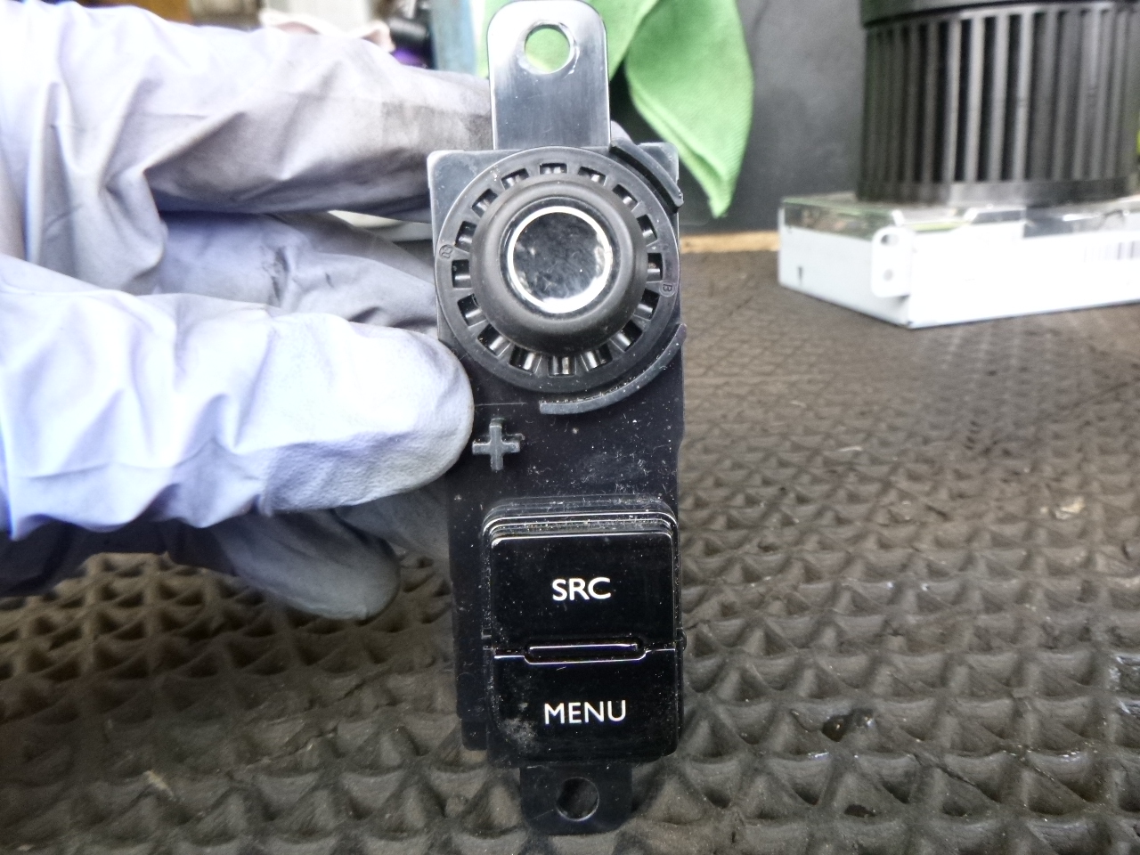 PEUGEOT 208 MK1 2012-2019 CD RADIO CONTROL PANEL