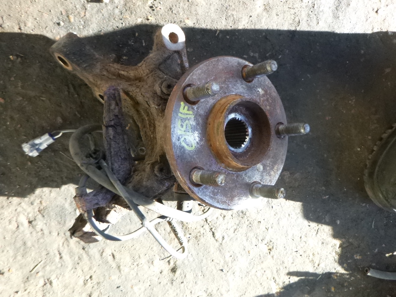 TOYOTA RAV-4 MK3 2000-2005 2.0 PETROL HUB - DRIVER FRONT (ABS)