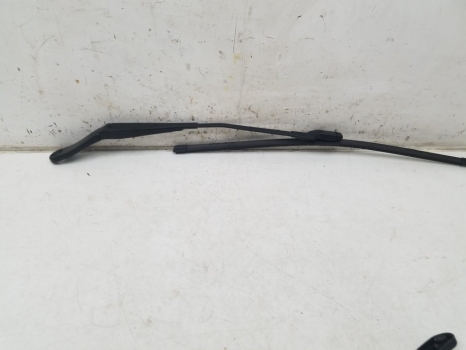 #16416 VOLVO XC60 D DRIVE SE E4 5 DOHC ESTATE 5 DOORS 2009-2013 2400 FRONT WIPER ARM (DRIVER SIDE) 2009,2010,2011,2012,2013VOLVO XC60  2009-2014 RH UK O/S/F DRIVERS FRONT WIPER ARM 30753530 30753530     GOOD