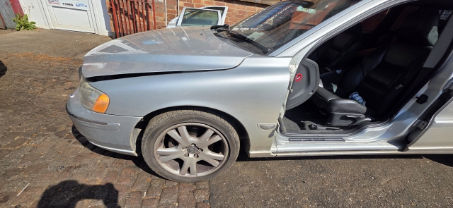VOLVO V70 D SE E4 5 DOHC WING (PASSENGER SIDE) 30796492 2001-2008 2001,2002,2003,2004,2005,2006,2007,2008VOLVO V70 S60 P2 LH FRONT WING (UK PASSENGER SIDE) SILVER 426 2000-2007 30796492     GOOD