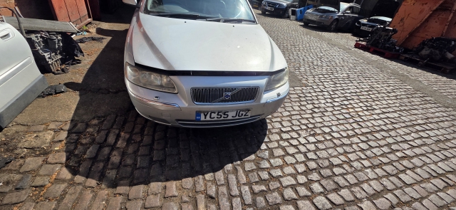 VOLVO V70 D SE E4 5 DOHC BUMPER BARE (FRONT) 8693340, 39998856 2001-2008 2001,2002,2003,2004,2005,2006,2007,2008VOLVO V70 FRONT BUMPER 426 SILVER 2005-2008 39998856 12-MONTH WARRANTY 8693340, 39998856     GOOD