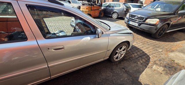 VOLVO V70 S60 RH (UK DRIVER SIDE) BARE DOOR 2005-08 426 SILVER 12-MONTH WARRANTY VOLVO V70 D SE E4 5 DOHC DOOR - BARE (FRONT DRIVER SIDE) 8679658 2001-2008 2001,2002,2003,2004,2005,2006,2007,2008VOLVO V70 S60 RH (UK DRIVER SIDE) BARE DOOR 2005-08 426 SILVER 12-MONTH WARRANTY 8679658 GOOD