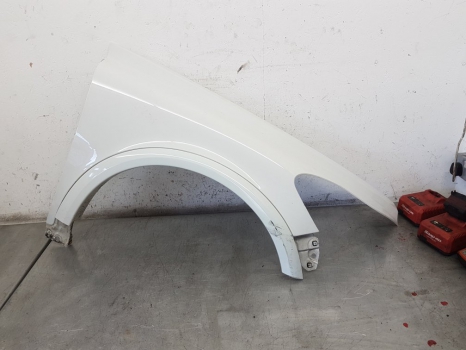 #22139 VOLVO C30 R-DESIGN D2 HATCHBACK 3 Door 2010-2012 WING (DRIVER SIDE) WHITE 2010,2011,2012VOLVO C30  2010-2012 RH UK O/S/F DRIVERS SIDE FRONT WHITE  WING READ DISCRIPTION ICE WHITE 614     GOOD
