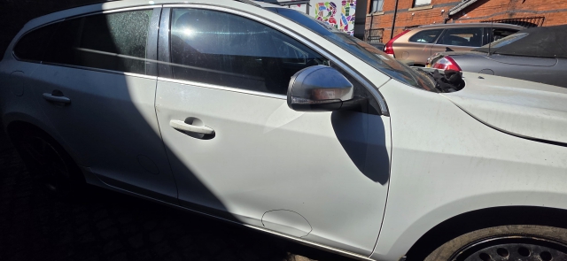 VOLVO V60 D3 R-DESIGN E5 5 DOHC DOOR - BARE (FRONT DRIVER SIDE) 32228971 2010-2013 2010,2011,2012,2013VOLVO S60 V60 DOOR - BARE (FRONT DRIVER SIDE) 614 ICE WHITE 2010-2017 32228971     WORN