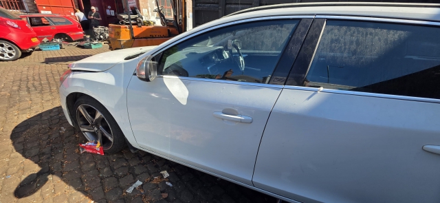 VOLVO V60 D3 R-DESIGN E5 5 DOHC DOOR - BARE (FRONT PASSENGER SIDE) 32291064 2010-2013 2010,2011,2012,2013VOLVO S60 V60 2010-2014 DOOR - BARE FRONT PASSENGER SIDE 614 ICE WHITE 32291064     GOOD