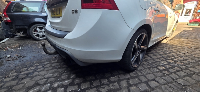 VOLVO V60 D3 R-DESIGN E5 5 DOHC BUMPER (REAR) 2010-2013 2010,2011,2012,2013VOLVO V60 R DESIGIN 2010 - 2013 REAR BUMPER  ICE WHITE 614      GOOD
