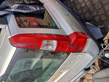 VOLVO V70 XC70 RH REAR/TAIL LIGHT UPPER (UK DRIVERS SIDE) 30655375 2005-2007 VOLVO XC70 D5 SE E4 5 DOHC REAR/TAIL LIGHT UPPER (DRIVER SIDE) 30655375 2004-2007 2004,2005,2006,2007VOLVO V70 XC70 RH REAR/TAIL LIGHT UPPER (UK DRIVERS SIDE) 30655375 2005-2007 30655375 VERY GOOD