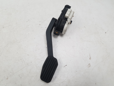VOLVO XC70 D5 SE E4 5 DOHC ACCELERATOR PEDAL (ELECTRONIC) 30683517 2004-2007 2004,2005,2006,2007VOLVO XC70 V70 S60 S80 AUTO MODELS

 ACCELERATOR PEDAL

  (2001-07)
 
30683517
 30683517 ACCELERATOR PEDAL, THROTTLE PEDAL    GOOD