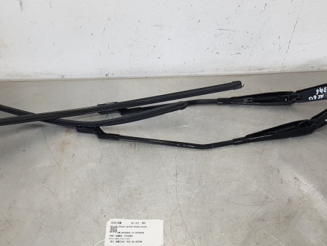 VOLVO XC60 R-DESIGN AWD D3 2008-2017 FRONT WIPER ARMS (PAIR)  2008,2009,2010,2011,2012,2013,2014,2015,2016,2017VOLVO XC60 2011-2015 FRONT WIPER ARMS PAIR 30753530  30753529 RH 30753530, LH 30753529     GOOD