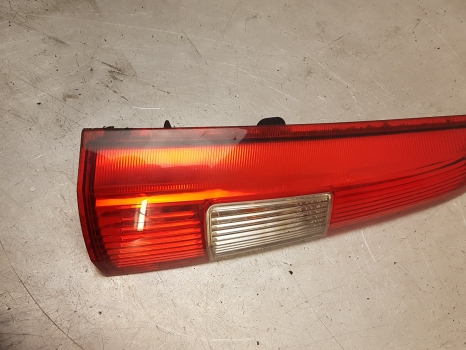 VOLVO V70 R REAR/TAIL LIGHT UPPER (PASSENGER SIDE) 9154493 2003-2007 2003,2004,2005,2006,2007VOLVO V70 2001-2002 REAR/TAIL LIGHT UPPER (PASSENGER SIDE) 9154493 9154493     GOOD