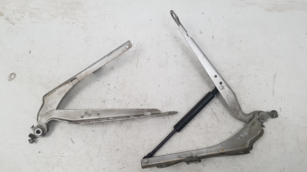 VOLVO V70 D SE E4 5 DOHC BONNET HINGES (PAIR) 30716744, 30716745, 30674708 2001-2008 2001,2002,2003,2004,2005,2006,2007,2008VOLVO V70 D SE E4 5 DOHC BREAKING FOR SPARES 2001-2008 30716744, 30716745, 30674708     Used