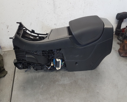 #26905 SAAB 9-5 VECTOR SE TID E5 4 DOHC SALOON 4 DOORS 2010-2012 CENTRE CONSOLE 2010,2011,2012SAAB NG 95 9-5 CENTER CONSOLE ARM REST ASSEMBLY 2010-2012      USED