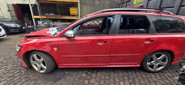 VOLVO V50 S40 2008-2012 LH UK PASSENGER DOOR BARENTS PASSION RED SOLID 612 VOLVO V50 D5 SPORT E4 5 DOHC DOOR - BARE (FRONT PASSENGER SIDE) 31335440 2008 2008VOLVO V50 S40 2008-2012 LH UK PASSENGER DOOR BARENTS PASSION RED SOLID 612 31335440 GOOD