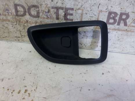 HYUNDAI TUCSON 2004-2010 DOOR HANDLE SURROUND INTERIOR (DRIVER SIDE) 