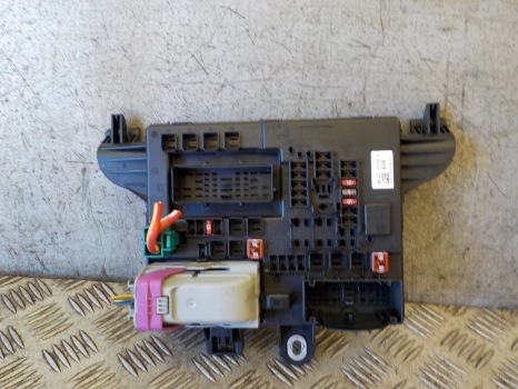 VAUXHALL INSIGNIA 2.0 CDTI A20DTH 2013-2017 FUSE BOX MODULE 22737768