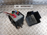 FIAT PUNTO 1999-2012 1.2 FUSE BOX (IN ENGINE BAY) 1999,2000,2001,2002,2003,2004,2005,2006,2007,2008,2009,2010,2011,2012FIAT PUNTO MK2 UNDER BONNET ENGINE FUSE BOX BOARD 46835591 46835591     Used