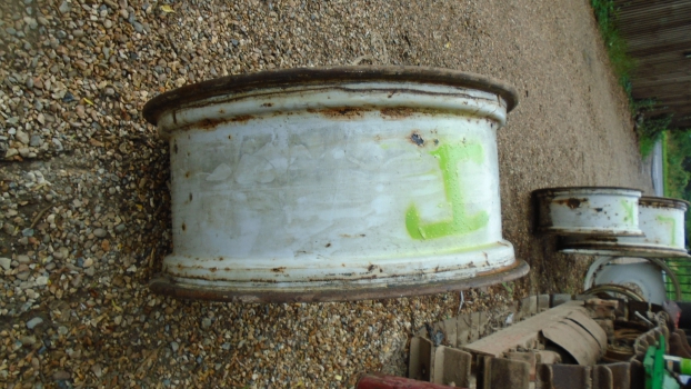 Westlake Plough Parts – Ford New Holland Rim & Centre 220mm Centre 8 Stud 12x28 (j) 