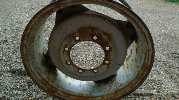 Westlake Plough Parts – Ford New Holland Rim & Centre 220mm Centre 8 Stud 12x28 (j) 