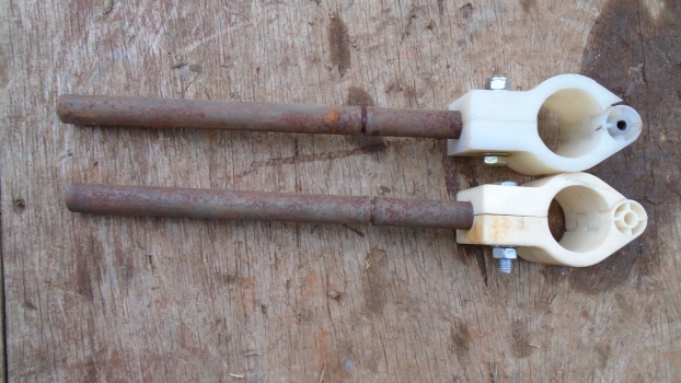 Westlake Plough Parts – John Deere Combine Reel Finger Plastic Clamp & Rod Pair 300mm 