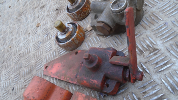 Westlake Plough Parts – Allis Chalmers Baler Hydraulic & Roller Parts 