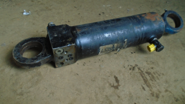 Westlake Plough Parts – Lemken Plough Ram 40mm Rod Condition Unknown 
