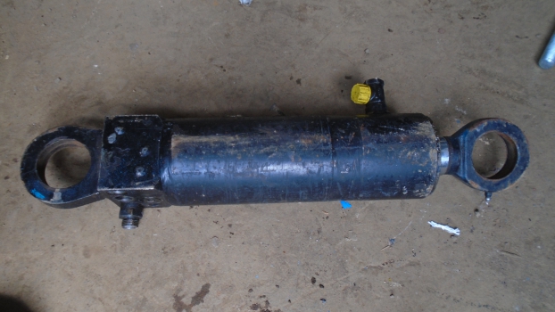 Westlake Plough Parts – Lemken Plough Ram 40mm Rod Condition Unknown 