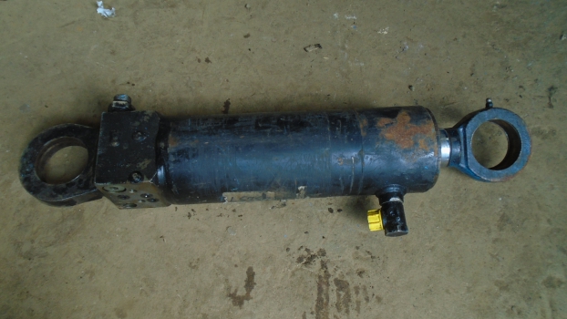 Westlake Plough Parts – Lemken Plough Ram 40mm Rod Condition Unknown 