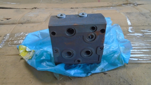 Westlake Plough Parts – John Deere Tractor Combine Hydraulic Valve Part Eq38035 