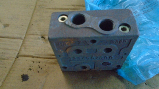 Westlake Plough Parts – John Deere Tractor Combine Hydraulic Valve Part Eq38035 