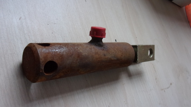 Westlake Plough Parts – Trailer Hydraulic Brake Ram Red Cap 190mm Hole Centers 