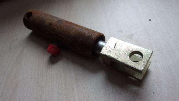 Westlake Plough Parts – Trailer Hydraulic Brake Ram Red Cap 190mm Hole Centers 