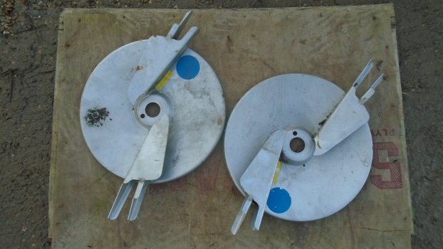 Westlake Plough Parts – KUHN SPREADER DISC PAIR D4R & D4L BLUE WITH FINS 