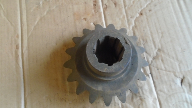 Westlake Plough Parts – Howard Rotavator 17 Tooth Pinion Gear 8 Spline 300371 (code40) 
