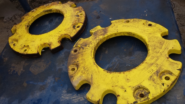 Westlake Plough Parts – JOHN DEERE WHEEL WEIGHTS PAIR R160662