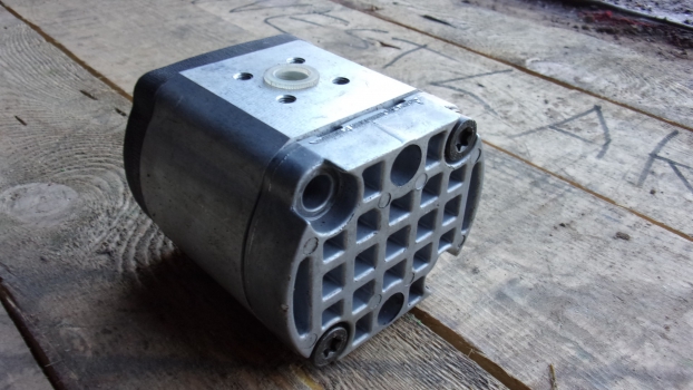 Westlake Plough Parts – Deutz Fahr Tractor Implement Combine Hydraulic Pump Bosch 245393100 X1 