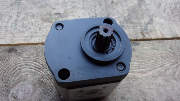 Westlake Plough Parts – Deutz Fahr Tractor Implement Combine Hydraulic Pump Bosch 245393100 X1 