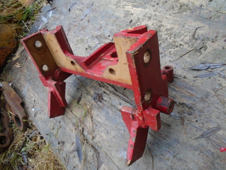 Westlake Plough Parts – INTERNATIONAL TRACTOR DRAWBAR BRACKET (ROUND HOLE)