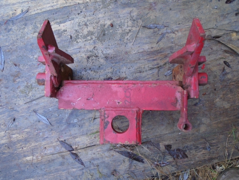 Westlake Plough Parts – INTERNATIONAL TRACTOR DRAWBAR BRACKET (ROUND HOLE)