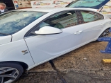 Vauxhall Insignia Vx-line Mk1 Fl 2013-2017 DOOR COMPLETE PASSENGER FRONT 2013,2014,2015,2016,2017Vauxhall Insignia  Vx-line Mk1 Fl 13-17 DOOR COMPLETE PASSENGER FRONT WHITE Z40R      GOOD