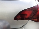 2009-2012 Vauxhall Astra J Hatchback 5 Door REAR/TAIL LIGHT ON TAILGATE (DRIVERS SIDE)  2009,2010,2011,201209-12 Vauxhall Astra J HATCHBACK 5 Door REAR/TAIL LIGHT ON TAILGATE DRIVERS SIDE  SEE IMAGES THE LIGHT IS CLEAN     GOOD