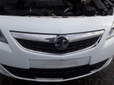 2009-2015 Vauxhall Astra J Mk6 Hatchback 5 Door BUMPER GRILL White Z40r  2009,2010,2011,2012,2013,2014,20152009-2015 Vauxhall Astra J Mk6  5 Door BUMPER GRILL White Z40r      GOOD