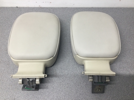 LAND ROVER DISCOVERY 2 TD5 3RD ROW HEADRESTS PAIR REF 1