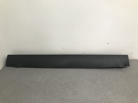 LAND ROVER DISCOVERY 4 INNER TAILGATE TRIM CENTRE REF SV10
