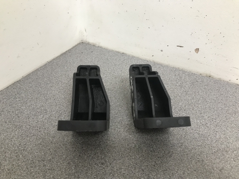 RADIATOR BRACKETS PAIR FREELANDER 2 REF AU11