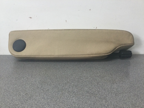 LAND ROVER DISCOVERY 3 ARM REST PASSENGER SIDE REF CE07