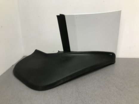 RANGE ROVER L322 MUD FLAP AND TRIM DRIVER SIDE FRONT FUJI WHITE REF GV60