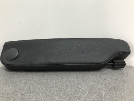 LAND ROVER DISCOVERY 3 ARM REST PASSENGER SIDE REF GV07