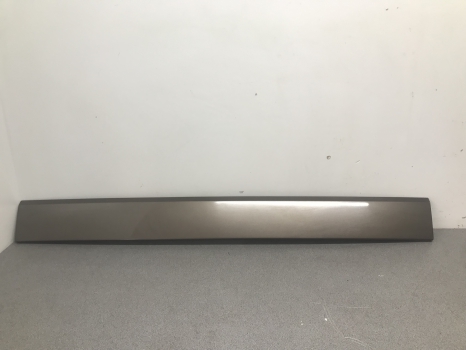 LAND ROVER DISCOVERY 4 LOWER TAILGATE TRIM REF SV10